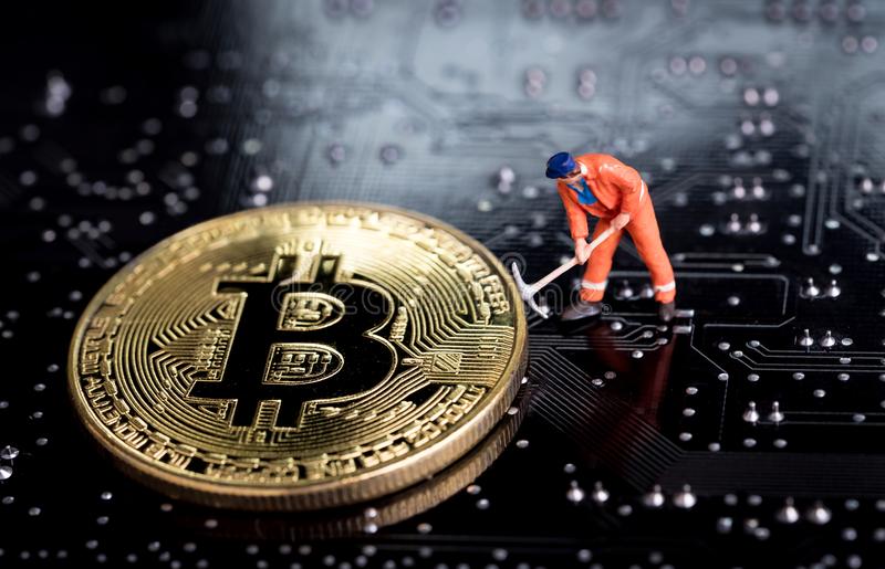 bitcoin mining miniature worker small figure holding mattock di bitcoin mining miniature worker small figure holding mattock 109705262