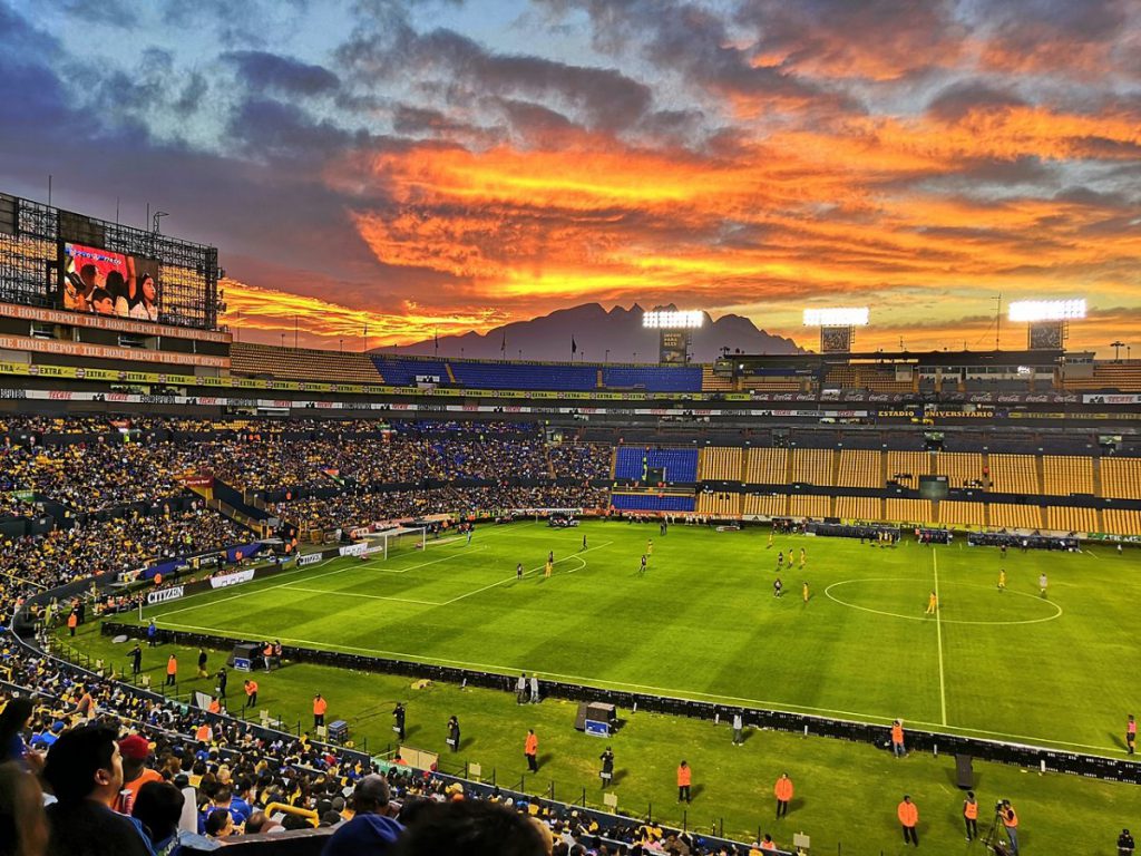 colorido cielo sobre estadio universitario