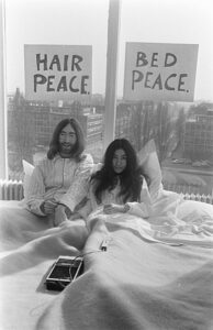 310px john lennon en zijn echtgenote yoko ono op huwelijksreis in amsterdam john lenn bestanddeelnr 922 2314